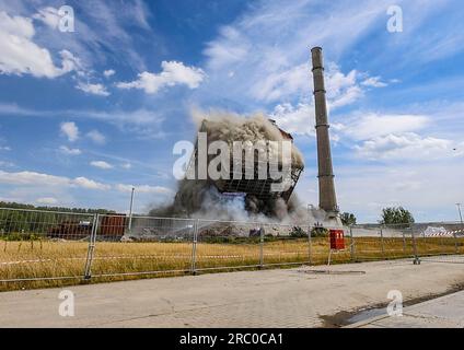 Kiel, Deutschland. 11. Juli 2023. Während der Explosion des ehemaligen Kesselhauses auf dem Gelände des Kraftwerks Kiel steigt eine Rauch- und Staubwolke in den Himmel. Nach zwei Explosionsversuchen wurde das Gebäude nicht vollständig zerstört. Kredit: Axel Heimken/dpa/Alamy Live News Stockfoto