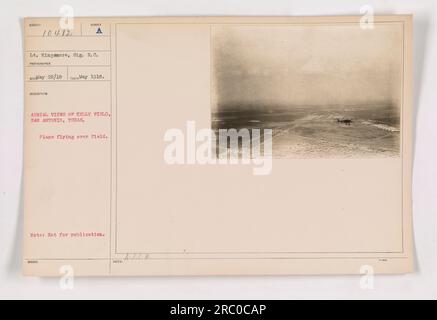 Kelly Field, San Antonio, Texas, aus der Vogelperspektive, aufgenommen am 22. Mai 1918. Das Foto zeigt ein Flugzeug, das über das Feld fliegt. Es ist eine der Luftaufnahmen, die für Kelly Field, Texas, herausgegeben wurden. Der Fotograf war Lieutenant Kinganore, Sig. R. C., und das Bild war nicht für die Veröffentlichung vorgesehen. Stockfoto