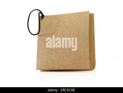 Produktnotizbuch aus Karton mit dehnbarer Schnur auf weißem Hintergrund isoliert Stockfoto