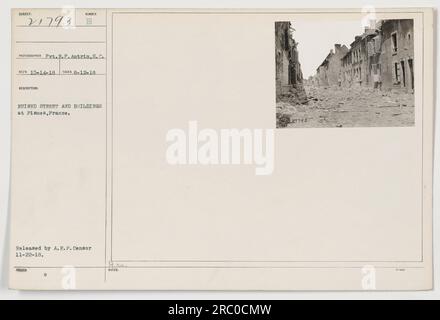 Zerstörte Straßen und Gebäude in Fismes, Frankreich während des 1. Weltkriegs Foto von Pyt.R.P. Antrim am 12. August 1918. Dieses Bild wurde von A.E.P. veröffentlicht Zensor am 22. November 1918. Das Foto hat die Nummer 21793 in der Sammlung und wurde am 14. Oktober 1918 empfangen. In den Erläuterungen ist die Referenznummer 321743 angegeben. Stockfoto