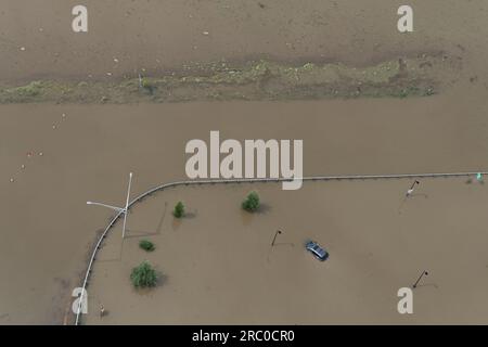 Richmond, Vereinigte Staaten Von Amerika. 11. Juli 2023. Richmond, Vereinigte Staaten von Amerika. 11. Juli 2023. Luftaufnahme einer Ausfahrt vom Interstate Highway 89, die von Überschwemmungen überflutet wurde, nachdem Rekordregen auf die nordöstliche Region fielen, was zu Hunderten von Rettungen führte und die Evakuierung von Tausenden von Menschen erzwang, am 11. Juli 2023 in Richmond, Vermont. Kredit: MSgt. Michael Davis/Vermont National Guard/Alamy Live News Stockfoto