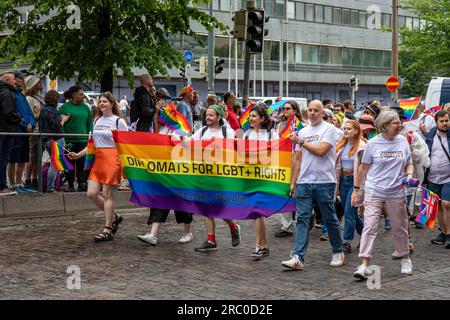 Diplomaten für LGBT+-Rechte mit einem Regenbogenbanner auf der Helsinki Pride 2023 Parade in Helsinki, Finnland Stockfoto