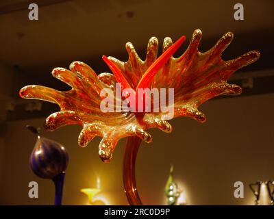 Details aus Golden Ikebana mit Topaz Frog Foot Stem, 1991, von Dale Chihuly - ausgestellt in der Shirley Sherwood Gallery in Kew, 2019 Stockfoto