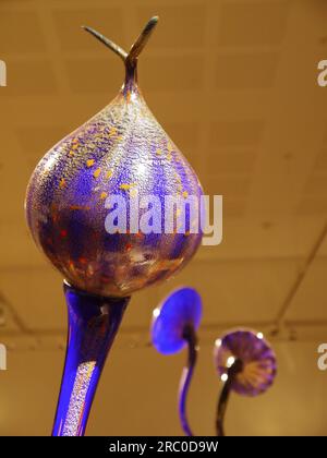 Details von Tiger Striped Ikebana mit Cobalt Stem und Russet Leaf, 1992, von Dale Chihuly - dargestellt in der Shirley Sherwood Gallery in Kew, 2019 Stockfoto