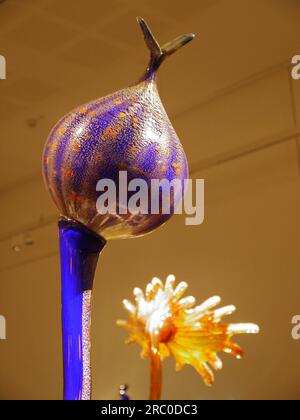 Details von Tiger Striped Ikebana mit Cobalt Stem und Russet Leaf, 1992, von Dale Chihuly - dargestellt in der Shirley Sherwood Gallery in Kew, 2019 Stockfoto