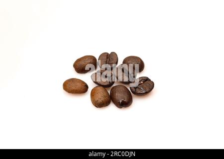 Wenige geröstete Kaffeebohnen, isoliert auf weißem Hintergrund Stockfoto