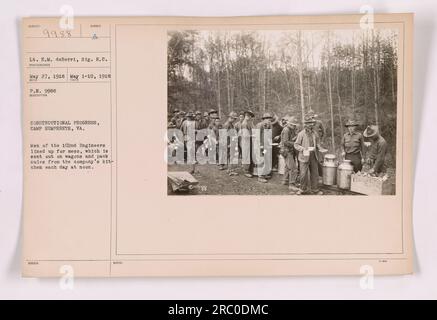Männer der 102. Ingenieure in Camp Humphreys, VA, standen sich für ihr Essen an, das sie aus der Küche der Firma auf Wagen und Packkurieren verschickten. Dieses Foto, #111-SC-9988, wurde von LT. E. M. deBerri und Sig aufgenommen. R.C. am 27. Mai 1918. Das Bild zeigt den Baufortschritt im Lager. Stockfoto