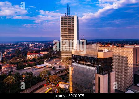 Nairobi ist die Hauptstadt Kenias. Neben dem urbanen Kern der Stadt hat die Stadt den Nairobi Nationalpark, ein großes Wildreservat, das für seine Zucht vom Aussterben bedroht ist Stockfoto