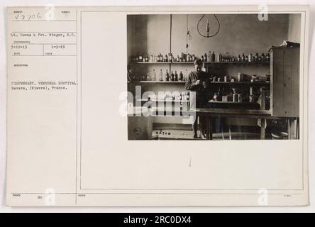 Die Anmerkung lautet: 'LT. Downs und Pvt. Winger im Venereal Hospital in Nievre, Frankreich. Dieses Foto wurde am 12. März 1919 aufgenommen und zeigt die medizinische Einrichtung, in der Soldaten wegen Geschlechtskrankheiten behandelt wurden. Das Bild stammt aus der amerikanischen Militärserie während des Ersten Weltkriegs. Stockfoto