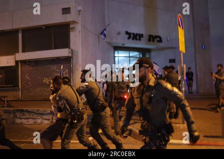 Tel Aviv, Israel. 11. Juli 2023. Polizeibeamte verhaften Demonstranten während eines Protestes nach der gestrigen Abstimmung in der Knesset. Das israelische parlament hat trotz massiver Proteste gegen die Pläne die erste Lesung eines Gesetzentwurfs über kontroverse Justizreformen gebilligt. Kredit: Ilia Yefimovich/dpa/Alamy Live News Stockfoto