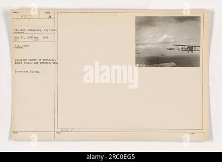 Formationsflugübungen durch Flugzeugkadetten in Ausbildung in Kelly Field, San Antonio, Texas, im Mai 1918. Leutnant H.P. Kingsmore vom Signal Reserve Corps hat dieses Foto als Teil militärischer Aktivitäten während des Ersten Weltkriegs aufgenommen. Stockfoto