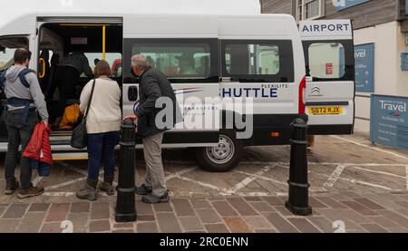 St Marys Quay, Scilly Isles, Großbritannien. 10. Juni 2023 Passagiere, die in einen Shuttlebus einsteigen, um sie zu ihren Zielen rund um St. Marys in den Scillies Stockfoto