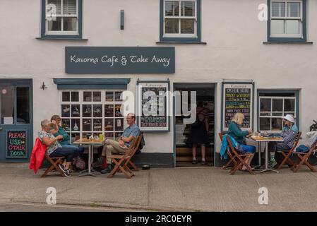 Hugh Town, St Marys, Scilly Isles, Großbritannien. 10. Juni 2023 Gäste essen an Tischen vor einem Café im Stadtzentrum von Hugh Town. Stockfoto