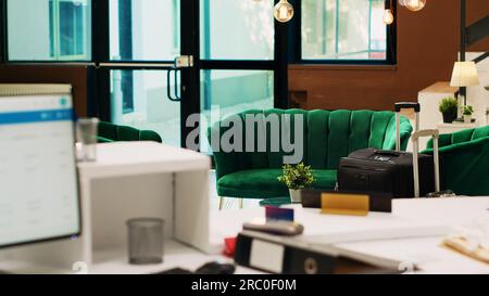 Leere Hotellobby mit Loungebereich und Rezeptionstresen, die Gästen beim Check-in behilflich sind, Resorteingang mit luxuriösem Innendesign. Moderne Rezeption mit Unterkünften. Stockfoto