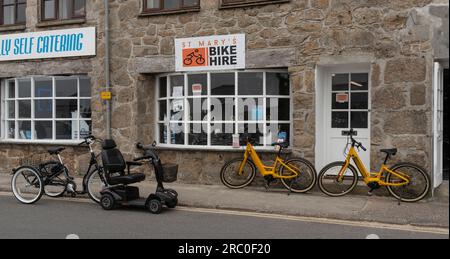 Hugh Town, St. Marys, Scilly Islaes, Großbritannien. 10. Juni 2023 Leihgeschäft für Fahrräder und Motorroller mit Außenausstellung im Stadtzentrum von Hugh Town Stockfoto