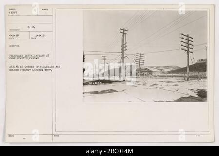 Dieses Foto wurde am 8. Februar 1919 aufgenommen und zeigt Telefoninstallationen in Camp Funston in Kansas. Es ist ein Luftblick, von der Ecke Boulevard und Golden Highway aus gesehen, mit Blick nach Westen. Das Bild ist Teil der Sammlung von 43087 auf den Fotos der amerikanischen Militäraktivitäten während des Ersten Weltkriegs. Stockfoto