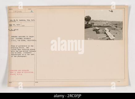 Studenten-Offiziere in Ausbildung am Rockwell Aviation Field in San Diego, Kalifornien. Das Foto zeigt verschiedene Aktivitäten, die auf dem Trainingsfeld stattfinden. Neue Trainingsflugzeuge mit den neuen Allied-Abzeichen sind sichtbar, und ein großer Suchscheinwerfer ist auf der linken Seite des Bildes zu sehen. Stockfoto