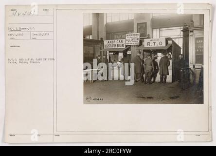 Soldaten und Arbeiter des Roten Kreuzes versammeln sich im amerikanischen Registrierungsbüro am Gare de Lyon in Paris, Frankreich. Das Foto wurde am 1. März 1919 aufgenommen und zeigt den Schauplatz von Soldaten in Uniform neben Individuen in Rotkreuz-Kleidung. Der Standort wurde während des Ersten Weltkriegs für Kantinendienste und amerikanische Militäraktivitäten genutzt. Stockfoto