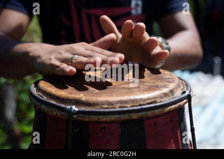 Die Hände eines Musikers, der atabaque spielt. Konstanter und perfekter Rhythmus. Gefühl von Kraft und Geschwindigkeit Stockfoto