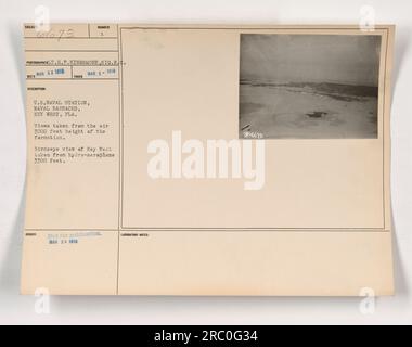 Key West, FL, aus der Vogelperspektive aus einem Wasserflugzeug 3300ft in der Luft. Dieses Foto wurde am 2. März 1918 von dem Fotografen IT.H.P.P. Kingssmore, SIG.R.C. aufgenommen Es zeigt die USA Marinestützpunkt und Marinebaracke in Key West. Das Bild war Teil einer Serie aus einer Höhe von 3000ft m. Das Foto war nicht zur Veröffentlichung vorgesehen und datiert vom 22. März 1918. Stockfoto