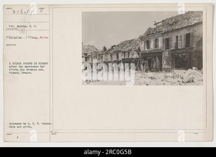 Ein Foto mit einer zerstörten Straße in Fismes, Frankreich, nachdem die Amerikaner sie im Ersten Weltkrieg von der deutschen Kontrolle befreit hatten. Das Foto enthält Pvt. Antrim, 8. C., und wurde am 14. August 1918 von Fotograf Recr0/14 18 aufgenommen. Es wurde von A. E. F. Censor veröffentlicht, aber das genaue Datum der Veröffentlichung ist unbekannt. Stockfoto