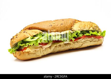 Zubereitetes Sandwich mit Salat, Käse und Prosciutto, isoliert auf weißem Hintergrund Stockfoto