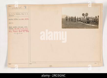 Ein gestürztes Flugzeug und Männer der 94. Aero-Staffel sind auf diesem Foto zu sehen, das am 18. April 1918 in Toul, Frankreich, aufgenommen wurde. Das Bild wurde von LT. E. H. Cooper vom Signal Reserve Corps aufgenommen. Stockfoto