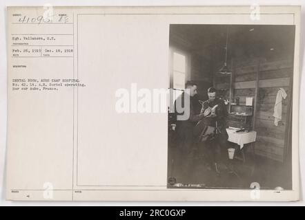 Leutnant A.R. Sorbel arbeitet in der Zahnarztpraxis des Lagerkrankenhauses Nr. 42 in Bar sur Aube, Frankreich. Dieses Foto wurde am 26. Februar 1919 von Sergeant Vallanova aufgenommen und zeigt die medizinischen Aktivitäten während des Ersten Weltkriegs Das Foto wurde am 18. Dezember 1918 zusammen mit sieben begleitenden Anmerkungen herausgegeben. Stockfoto