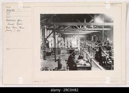 Eine Gruppe amerikanischer Soldaten versammelt sich am 7. Januar 1919 im Casual Depot in Nevero, Nicore, Frankreich. Die Soldaten scheinen an einer statistischen Routineaktivität beteiligt zu sein, möglicherweise um militärische Opfer aufzuspüren. Das Bild wurde mit der Aktennummer 42682 in das Nationalarchiv aufgenommen. Stockfoto