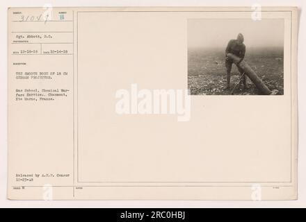 Sgt. Abbott vom S.C. ist hier mit dem deutschen 18-cm-Projektor abgebildet. Dieses Foto wurde in der Gasschule, Chemical Warfare Service in Chaumont, hte Marne, Frankreich, aufgenommen. Das Bild wurde von der A.E.F. veröffentlicht Zensor auf 12-23-18. Stockfoto