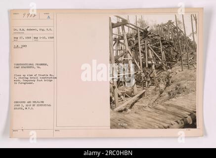 Bauliche Fortschritte in Camp Humphreys, Virginia Nahaufnahme von Trestle Nr. 5 mit detaillierten Bauarbeiten. Eine temporäre Fußgängerbrücke ist im Vordergrund zu sehen. Dieses Foto wurde am 27. Mai 1918 von LT. E. M. deBerri vom Signalkorps gemacht. Das Foto wurde zensiert und am 3. Juni 1918 von der Historischen Filiale veröffentlicht. Stockfoto