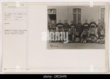 Lieutenant Downs und Pvt. Winger von der 162. Infanteriefirma M, Casone Petele, Nevers, Frankreich. Dieses Foto wurde am 11. Januar 1919 herausgegeben. es zeigt das Champion-Football-Team der Infanterie 162. Stockfoto