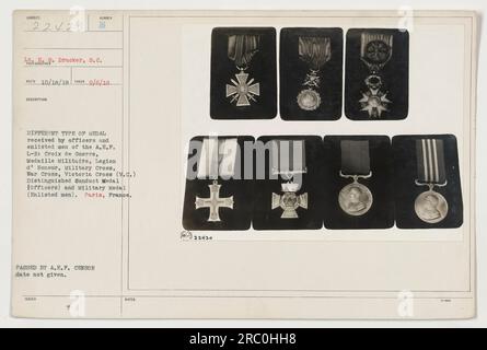 Auf diesem Foto ist eine Gruppe verschiedener Medaillen zu sehen, die Offiziere und Anwärter der A.E.P erhalten haben. Von links nach rechts sehen wir Croix de Guerre, Medaille Militaire, Legion d'Honneur, Militärkreuz, Kriegskreuz, Victoria Cross (V.C.), Distinguished Conduct Medal und Military Medal. Das Foto wurde in Paris aufgenommen und ging an der A.E.F.-Zensur vorbei. Das spezifische Ausstellungsdatum wurde nicht angegeben. Stockfoto