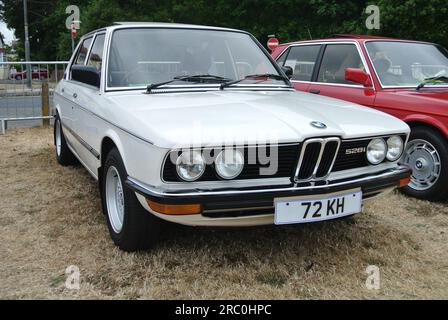 Ein BMW 528i aus dem Jahr 1980 wurde auf der Oldtimer-Ausstellung an der englischen Riviera in Paignton, Devon, England, Großbritannien, ausgestellt. Stockfoto