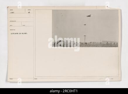 Zwei Flugzeuge fliegen über einem Flugzeugkantonment im Ersten Weltkrieg Dieses Foto mit der Nummer 111-SC-1387 wurde vom Fotografen Reco Desception aufgenommen und zeigt Flugzeuge im Flug. Das Bild zeigt die militärischen Aktivitäten und die Infrastruktur während des Krieges. Dieses Foto ist Teil einer Serie, die amerikanische Militäraktionen während dieser Zeit dokumentiert. Stockfoto