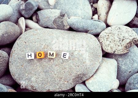 Schlagwort auf Kieselstein für Hintergrund und Inspiration oder mehrere Konzepte Stockfoto