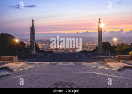 Großartige Aussicht über Braga (Portugal) von der Plattform von Sameiro aus. Bei Sonnenuntergang. Stockfoto