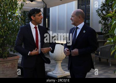 Vilnius, Litauen. 11. Juli 2023. Der britische Premierminister Rishi Sunak, links, unterhält sich mit Bundeskanzler Olaf Schotz, rechts, vor der Eröffnungsgala des NATO-Gipfels am 11. Juli 2023 in Vilnius, Litauen. Kredit: Simon Dawson/Simon Dawson/Nr. 10 Downing Street/Alamy Live News Stockfoto