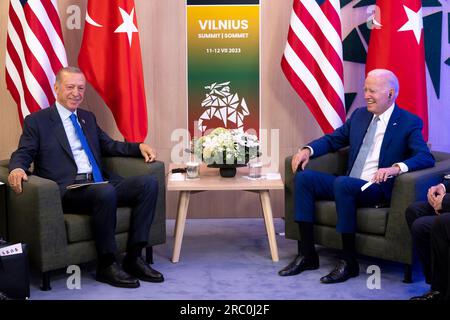 Vilnius, Litauen. 11. Juli 2023. US-Präsident Joe Biden, rechts, während eines bilateralen Treffens mit dem türkischen Präsidenten Recep Tayyip Erdogan, Left, am Rande des NATO-Gipfels im litauischen Ausstellungs- und Kongresszentrum am 11. Juli 2023 in Vilnius, Litauen. Kredit: Adam Schultz/White House Photo/Alamy Live News Stockfoto