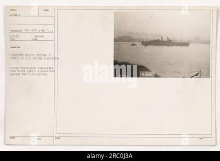 Präsident Wilson kehrt auf der S.S. nach Frankreich zurück George Washington. Das Foto zeigt das Schiff, das sich vor der Skyline von New York befindet, während es den North River hinunterfährt. Aufgenommen am 5. März 1919 und erhalten am 6. März 1919. Fotografiert von Lieutenant G.H. Lyon. (41600) Stockfoto