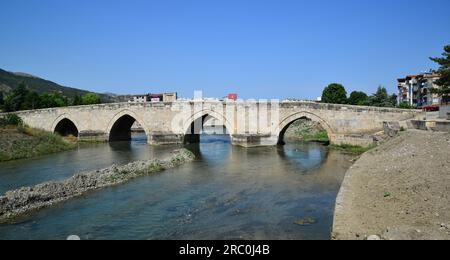 Die Hidirlik-Brücke in Tokat, Türkei, wurde 1250 erbaut. Stockfoto