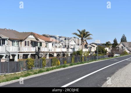 Häuser hinter dem Deich entlang eines Flusses im Central Valley von Kalifornien Stockfoto