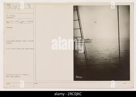 Amerikanische Soldaten beobachten am 26. Dezember 1918 ein Luftkissenboot, das über der Siegesflotte schwebt. Dieses Foto wurde von LT. Craig von der Mayflower gemacht. Er wurde später am 28. Dezember 1916 vom MID-Zensor verabschiedet. Stockfoto