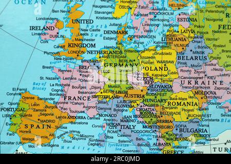 Nahaufnahme der Weltkarte mit kontinent, Ländern und Ozeanen in europa Stockfoto