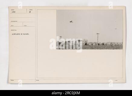 Zwei Flugzeuge fliegen über einem Flugzeugkantonment. Foto von Reed während des Ersten Weltkriegs. Das Bild zeigt die Flugzeuge im Licht und symbolisiert ihre Präsenz im Krieg. (Reed, 1911)“ Stockfoto