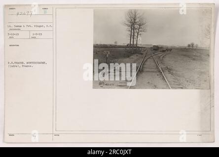 LT. Downs und Pvt. Winger, vom Signalkorps (SC), auf diesem Foto aufgenommen am 12. März 1919. Das Foto wurde in Monturci JME, (Indre), Frankreich, in der Nähe einer Reihe von Eisenbahnschienen aufgenommen. Dieses spezifische Bild mit der laufenden Nummer 42677 wurde am 5. Januar 1919 herausgegeben. Auch CIO 42677 ist enthalten. Stockfoto