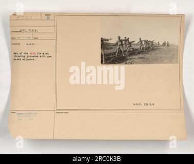 Männer der 42. Division nehmen an einer Trainingsübung während des 1. Weltkriegs Teil Die Soldaten werfen Granaten, während sie Gasmasken tragen. Das Foto wurde am 1. März 1918 aufgenommen und ist als A.E.P. gekennzeichnet Nummer 15751. Dieses Bild wurde am 1. März 1918 von W. O.D. an die Photo Division herausgegeben. Stockfoto