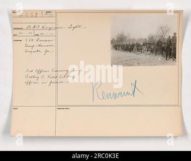 Offiziere aus dem 3. Offizierstrainingslager der 28. Division, Battery C, Feldartillerie, marschieren bei einer Parade im Camp Hancock in Augusta, GA. Dieses Foto, aufgenommen von LT. H.P. Kingsmore hat die Nummer 111-SC-2668 und wurde am 16. Januar 1918 aufgenommen. Stockfoto