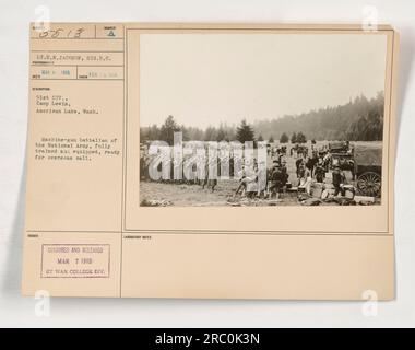 Das Foto zeigt Leutnant E.N. Jackson, ein Fotograf des Signal Corps, nimmt ein Bild des Maschinengewehrbataillons der Nationalarmee in Camp Lewis, American Lake, Washington, auf. Das gut ausgebildete und ausgerüstete Bataillon war bereit für den Einsatz in Übersee. Das Foto wurde am 3. Februar 1918 aufgenommen und am 7. März 1918 vom war College Division Laboratory zensiert und veröffentlicht. Stockfoto