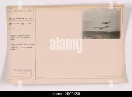 Flugzeugkadetten, die in Kelly Field, San Antonio, Texas, trainieren. Flugzeuge landen reibungslos und in naher Reihenfolge. Dieses Foto, das der Fotograf WUNDER im Mai 1918 aufgenommen hat, zeigt LT. H.P. Kingsmore vom Signalkorps beobachtet die Trainingstätigkeiten der Kadetten. Offiziell veröffentlicht am 20. Mai 1918, von der Historischen Abteilung der Kriegspläne, Kriegsministerium. Stockfoto